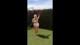 Wit slipje spetteren en tonen in de tuin, bbw milf snapshot 8