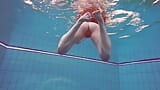 Güzel Polonyalı genç kız Alice kıyafetleri olmadan yüziyor snapshot 12
