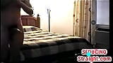 Echter hetero-hengst mit rand lutscht schwul zu hause in privatem video snapshot 2