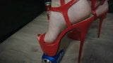Lady I давят банки с сексуальными красными высокими каблуками. snapshot 6