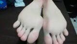 Chłopiec z kobiecymi stopami i podeszwami - młodziutkie stopy snapshot 2