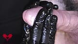 Vette aftrekbeurt met latex handschoenen. Pisgat-spel en gedetailleerde cumshot. snapshot 12