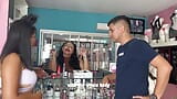 Llevo a mi novio a un Sex Shop, compramos juguetes y se imagina como tengo una lluvia dorada snapshot 11