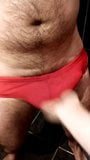 Ballbusting en speedo rouge avec de la glace snapshot 8