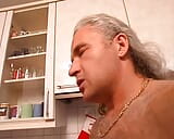 Une Allemande aux cheveux bouclés chevauche son homme dans la cuisine snapshot 3