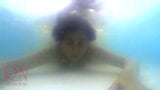 Enf. respirație care ține dominația sub apă nudistă sexuală dură Regina Noir înotând, suge și fute în piscină. 3 snapshot 2