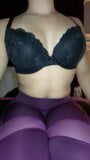 Accarezzandomi sul letto in reggiseno nero e leggings viola snapshot 1