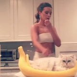 Kate Beckinsale tanzt zu Hause snapshot 5