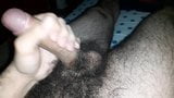 Un jeune mec extrêmement poilu se masturbe avant de dormir snapshot 17