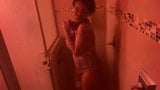 Seorang wanita kulit hitam muda di kamar mandi snapshot 17