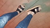 Crossdressing - sandalias de plataforma con jeans flacos snapshot 11