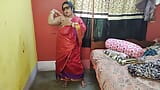 Sexy hermosa india mamá Sruti extiende su coño en su habitación snapshot 1