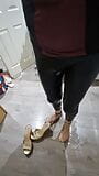 Sissy dans un legging mouillé et des bas énervée snapshot 6