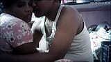भारतीय गृहिणी रोमांटिक चुंबन का मजा लेती है snapshot 13