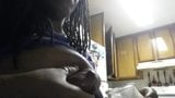 Eboni memerah susu dari buah dada hitam besarnya untuk youtube snapshot 10