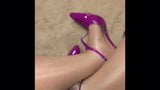 光沢のあるパンスト、紫色のドレスとヒール snapshot 14