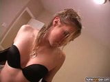 Aftrekken van amateur blonde vriendin in hete amateurporno snapshot 3