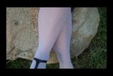 Amberkleurige witte nylons en mooie voeten snapshot 2