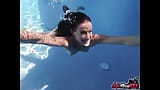 Milf deusa Sofie Marie gozada dentro em cena de sexo ao ar livre na piscina snapshot 5