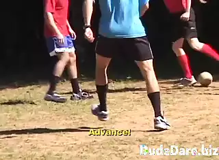 Pemain bola sepak gay miang dikongkek keras selepas permainan ...