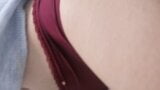 Zachte striptease en masturbatie met een heet orgasme thuis. close-up snapshot 9