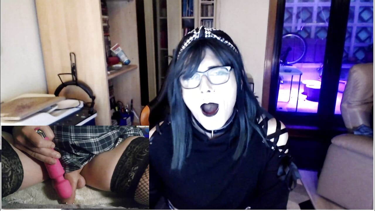 Fuck face, Davine follando un juguete enorme mientras habla con fanáticos