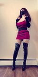 Rotes Kleid und hohe Stiefel snapshot 1