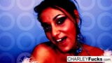 Charley Chase снимает свой сексуальный наряд и раздвигает snapshot 2