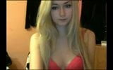 Ragazza carina in webcam lavora con il castoro snapshot 1