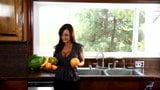 Lisa - cortando frutas na cozinha snapshot 1