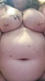 Bbw tatuata che rimbalza su una palla da yoga snapshot 5