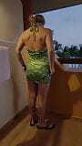 Exhibitionistische Hotwife, MILF strippt und spielt auf dem Balkon des Hotels mit sich selbst snapshot 1