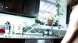 Kimber day dan katerina moss saling menjelajahi memek satu sama lain di dapur snapshot 12