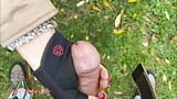 Lily suce une grosse bite dans un parc public. Une blonde mature prend une douche dorée, boit de l'urine et fait des bulles avec une bite ma snapshot 12