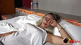 Величезний член транс Неллі Очоа демонструє свої великі круглі цицьки та свою товсту дупу, роздягаючи та дрочучи член у ліжку snapshot 1