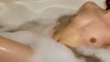 सूजे हुए निपल्स वाली युवा लड़की बाथरूम में masturbates snapshot 15