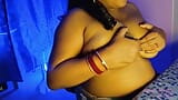 Chica india sensual caliente cumple su deseo sexual abriendo su ropa, acariciando sus tetas y secándose las tetas snapshot 11