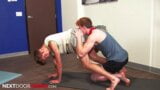 Geile yoga -instructeur wordt handig tijdens de les snapshot 7