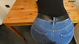 ¿Otra vez? Madrastra le echa su buen culo en jeans para masturbarse y correrse - shely81 snapshot 5