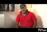 Chico maduro acaricia su gran polla hasta que se corre en un casting porno snapshot 1