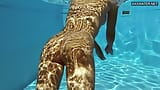 Memek sempit Cewek Hungaria di depan kamera di tepi kolam renang snapshot 8
