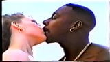 Sexo interracial en la playa snapshot 3