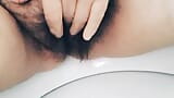 Stiefmutter-milf pinkelt behaarte muschi in der toilette snapshot 9