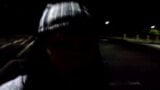 Eine Transenschlampe vor vorbeifahrenden Autos sein snapshot 3