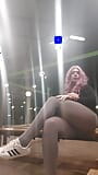 Tranny assis sur la gare en collants la nuit et attendant le train snapshot 9