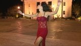Buikdans - Nataly hooi in een rode jurk snapshot 8