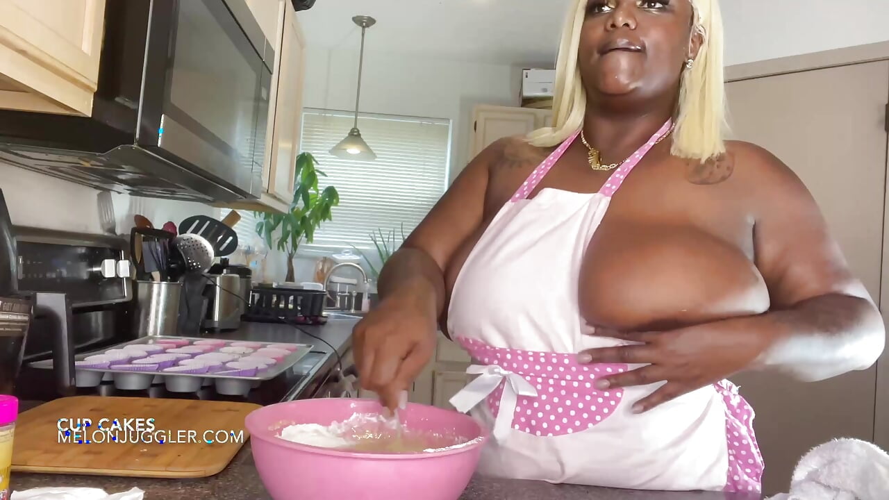 Preta gordinha com peitos enormes e cupcakes