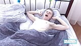 Süßer junger james T masturbiert mit seinem blonden hintern im AM! snapshot 3