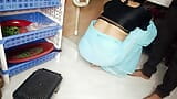 Une femme au foyer desi bengalie se fait baiser par son serviteur dans la cuisine, audio clair. snapshot 5