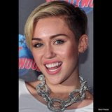 Miley Cyrus (faccia) sfida la masturbazione. snapshot 4